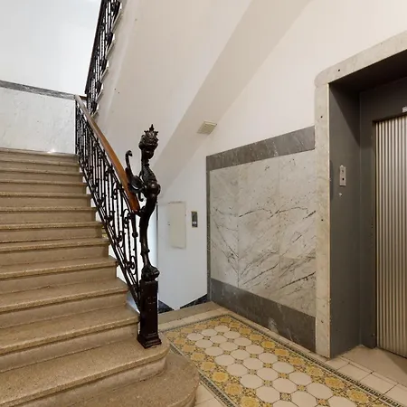 - Elegant Апартаменти