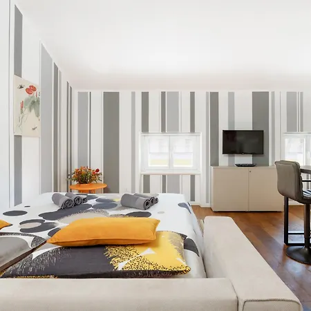 - Elegant * 的里雅斯特